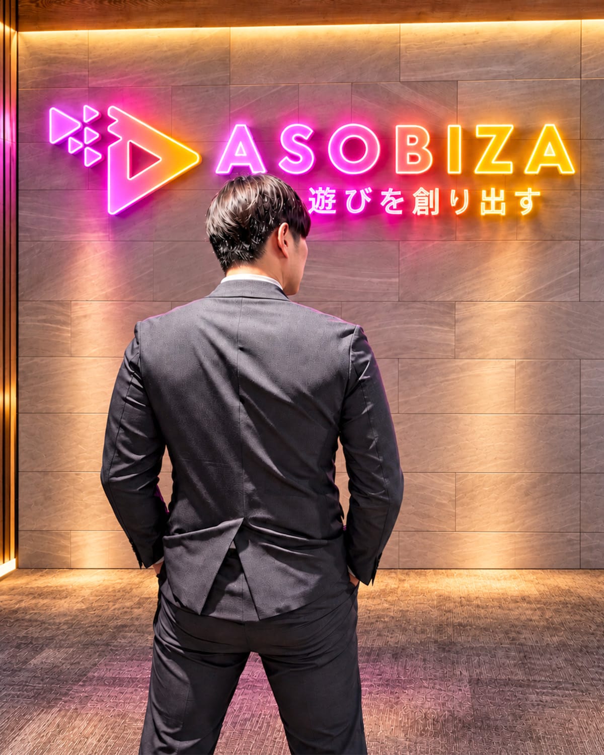 ASOBIZA GROUPで働く男性スタッフ
